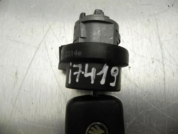 Interruptor de encendido OEM 8E0905855C para Skoda Rapid 2014 image 3