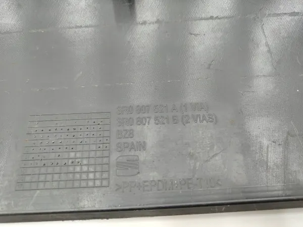 OEM 3R0807521A takapuskurin spoileri Seat Exeo sedanille image 9