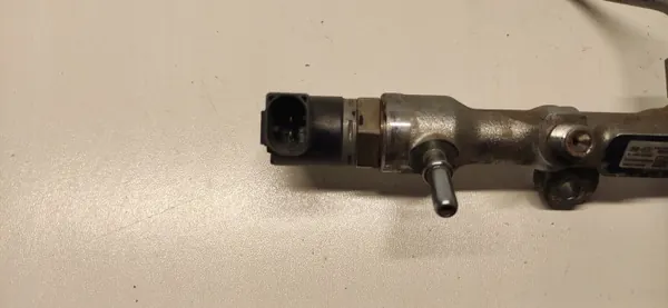 Hyundai OE 31400-2U200 Rail Inyector Usado image 3
