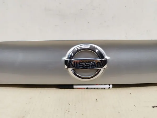 Garniture OEM caméra hayon Nissan Qashqai II J11 image 3