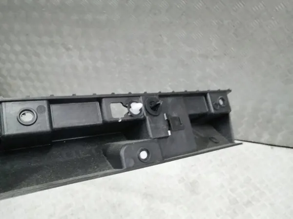 Montagem proteção soleira direita OEM 764583399R Renault image 4