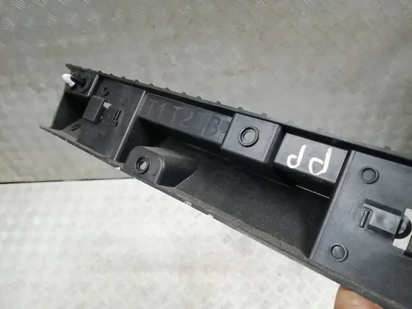 Montagem proteção soleira direita OEM 764583399R Renault image 5