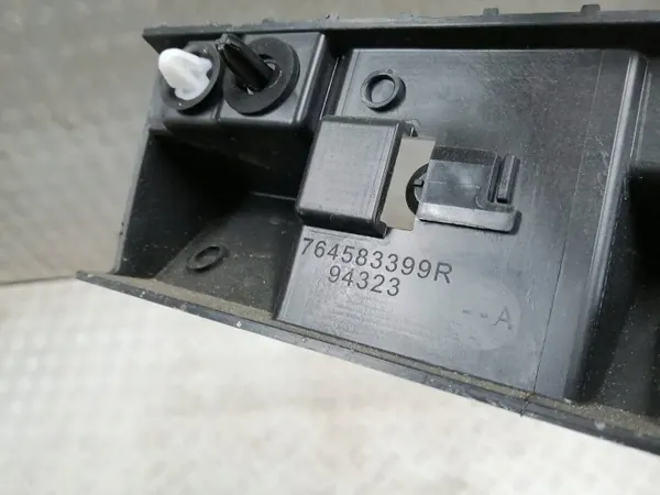Montagem proteção soleira direita OEM 764583399R Renault image 6
