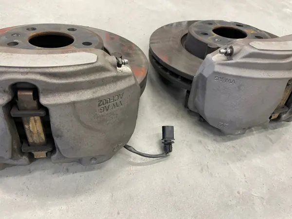 Bremsscheiben, Beläge, Bremszangen VA OEM 8W0615301AA image 4
