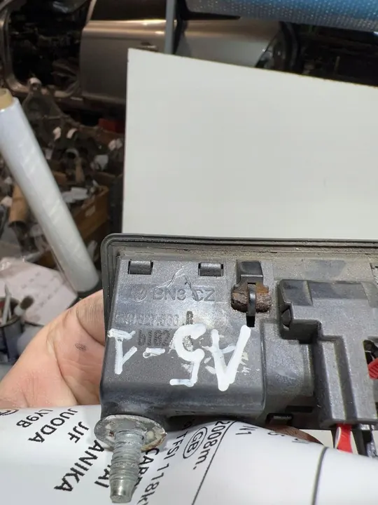 Kofferraumentsperrknopf AUDI A4 5N0827566B image 2