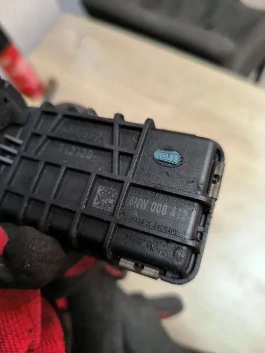 Vanne de contrôle de turbocompresseur Ford OE 6NW008412 image 3