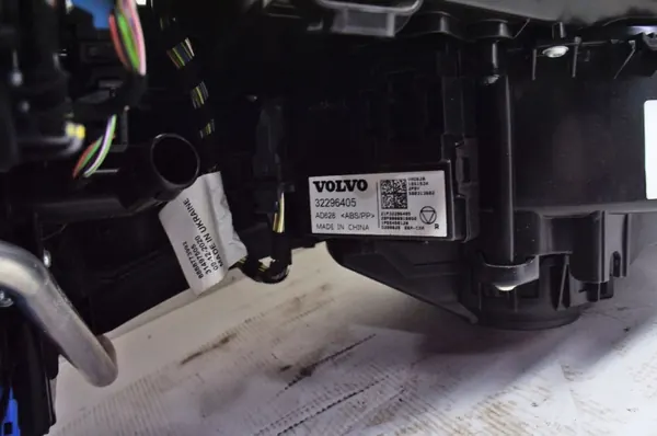 UW227 Lämmitin Volvo XC40 T3 1.5i - OEM 32130491 image 4