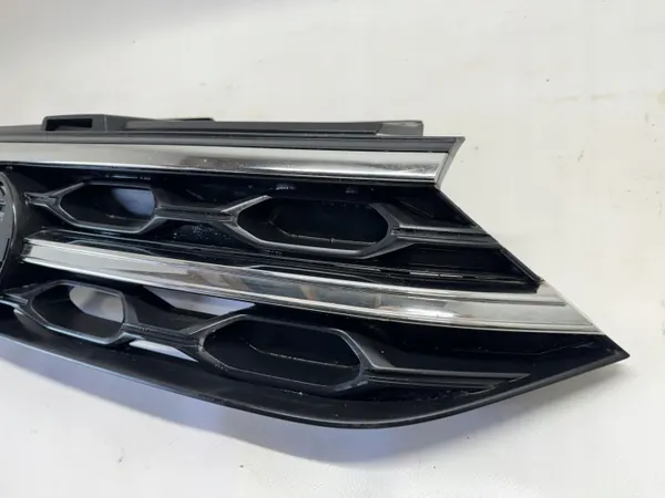 Rejilla VW T-Roc R-Line OEM 2GA853653H - Usado image 4