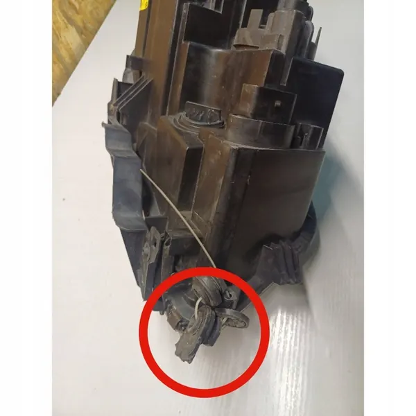 Vasemmalla etuvalo Volkswagen Touran II 2011 image 9