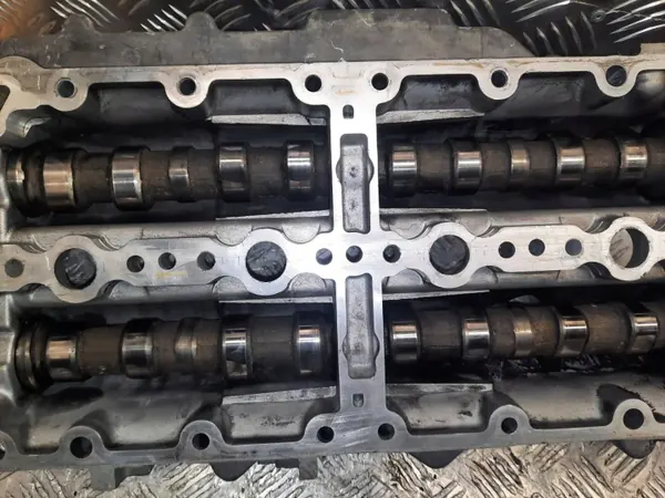 Tapa de árbol de levas OEM 504010018 para Iveco Daily 2.3 HPi image 4