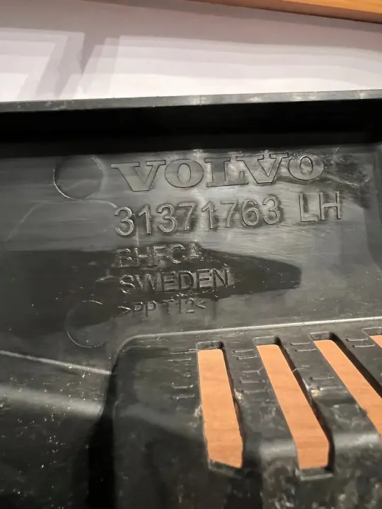Piezas de acabado Volvo OE usadas OEM D1360 XC90 II image 3