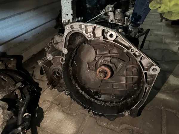 Opel Astra H Vectra C Insignia A Gearbox Case M32 image 1