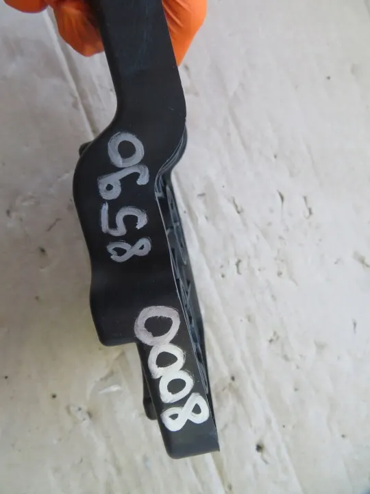 Fram säkerhetsbältesfäste höger sida OEM 80008590 image 6