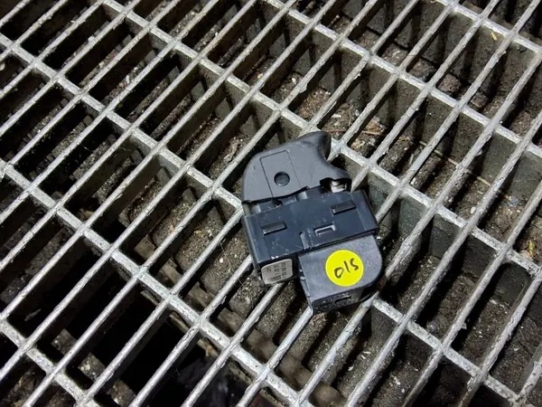 Levier de trappe à essence OEM 8V0959833A Audi Q3 8U image 4
