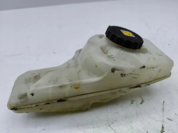 Réservoir de liquide de frein Toyota Corolla OEM AMD114076 image 3