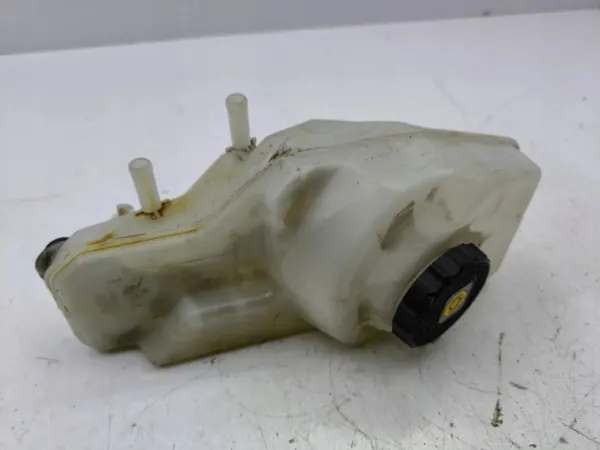 Réservoir de liquide de frein Toyota Corolla OEM AMD114076 image 4