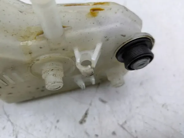Réservoir de liquide de frein Toyota Corolla OEM AMD114076 image 5