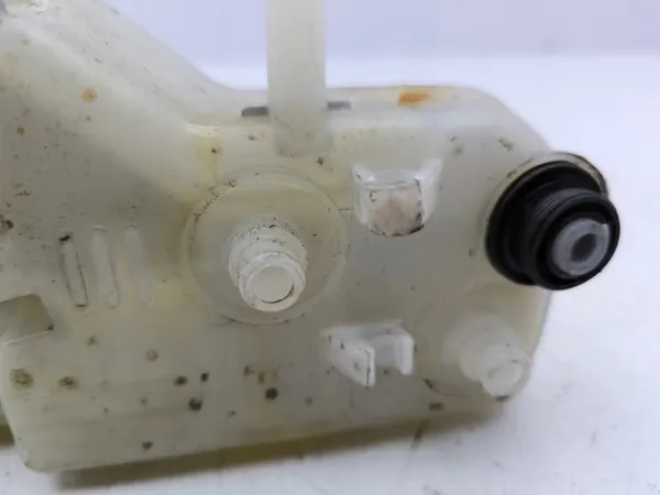 Réservoir de liquide de frein Toyota Corolla OEM AMD114076 image 6