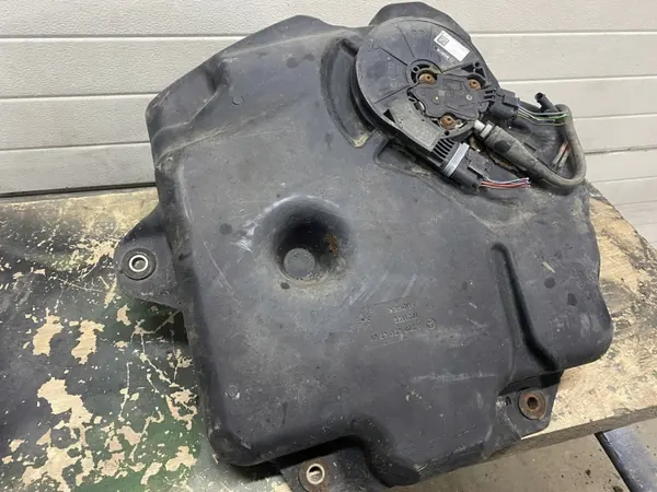 Begagnad AdBlue-tank OEM A2054704701 för Mercedes C-klass image 4