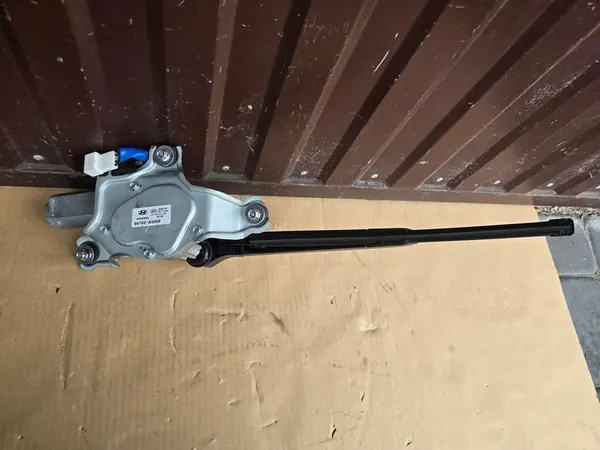 HYUNDAI I-30 I30 2012- Achterruitenwissermotor 98700-A5000 image 2