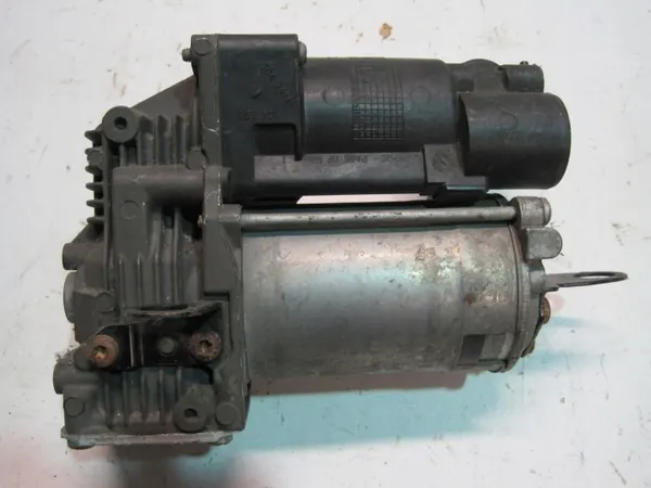 Bomba de Suspensión Mercedes OEM 83294023114 - Usada image 2