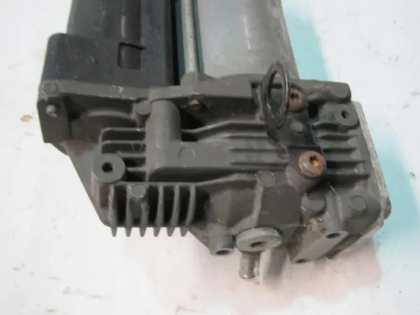 Bomba de Suspensión Mercedes OEM 83294023114 - Usada image 3