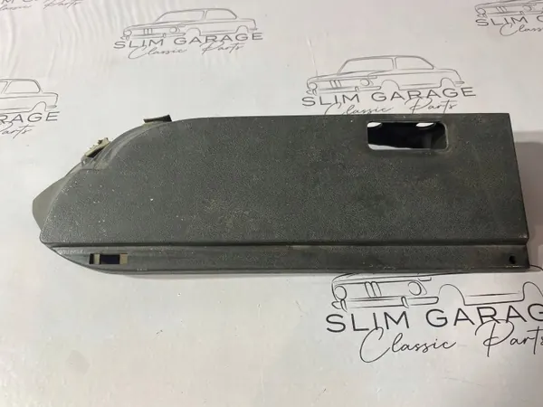 Ford Fiesta MK1 1983 Tavaratilan hyllyn kiinnike OEM 77FBB46808 image 3