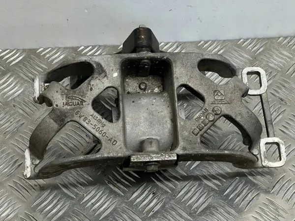 Vaihteiston kiinnike Jaguar XK XKR 2007 OEM 6W835060AD image 2