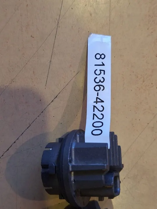 Toyota Prius C Koplamponderdeel OEM 8153642200 Gebruikt image 3