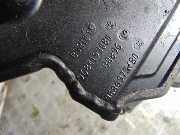 Tampa de correia de distribuição PEUGEOT 5008 1.6L Diesel 2013 OEM 9469903 image 3