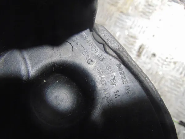 Tampa de correia de distribuição PEUGEOT 5008 1.6L Diesel 2013 OEM 9469903 image 4