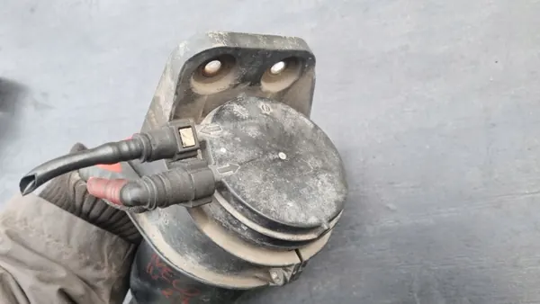 Boîtier Filtre à Carburant OEM 23456789 pour Iveco Daily IV image 4