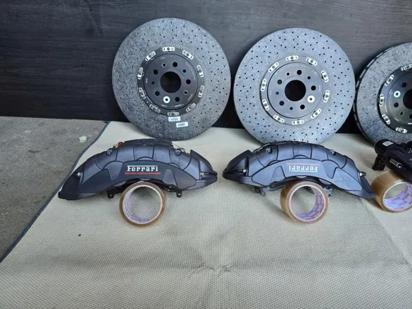 Kit de travões cerâmicos usado OEM CERAMIKA FERRARI SF90 image 3
