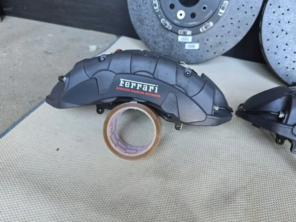 Kit de travões cerâmicos usado OEM CERAMIKA FERRARI SF90 image 4