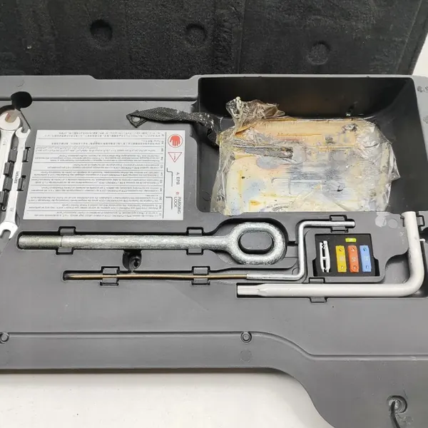 Kit d'outils Ferrari California 2010 OEM 082850600 image 5