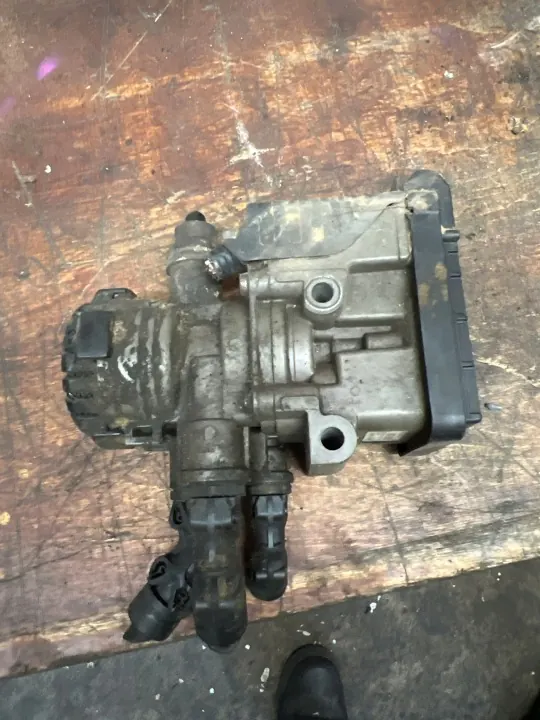 Soupape ABS Volvo OEM 22225550 pour FH4 - Occasion image 2