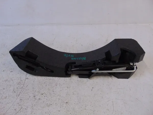 Nissan OE OEM Kit: Wagenheber, Radschlüssel, Abschleppöse image 2