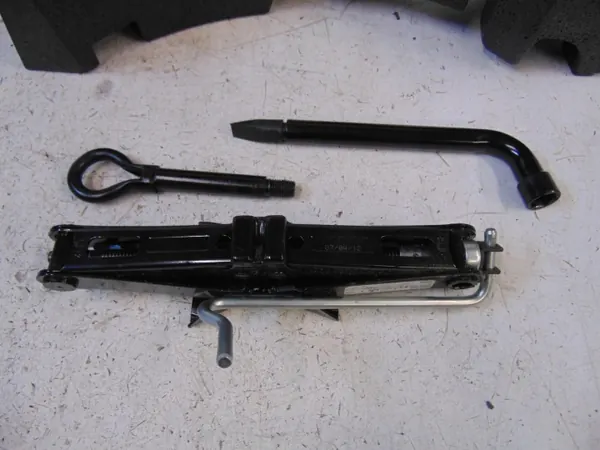 Nissan OE OEM Kit: Wagenheber, Radschlüssel, Abschleppöse image 3