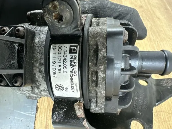 Bomba de circulación de agua OEM 3Q0121599 VW Passat B8 image 8