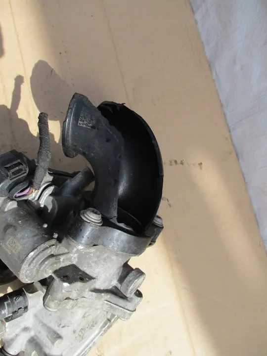 Corpo de borboleta Volkswagen 04L128063T image 5