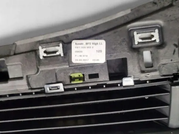 Prise d'air console Audi A4 OEM 8W1820902E 2.0L image 5
