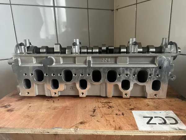 Cilinderkop VW Crafter 076103373D 2.5 TDI image 2