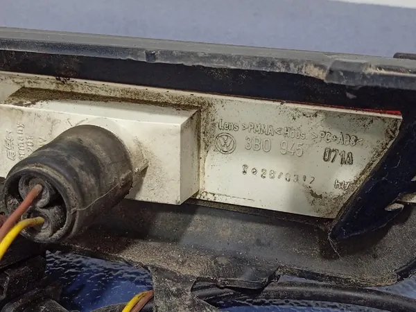 VW Passat B5 FL Sedan Takapuskuri Trim USA L041 image 7