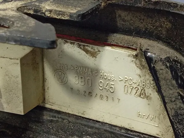 VW Passat B5 FL Sedan Takapuskuri Trim USA L041 image 9