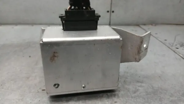 Audi A2 8Z Radiovahvistin OEM 8Z0035223 Käytetty image 2