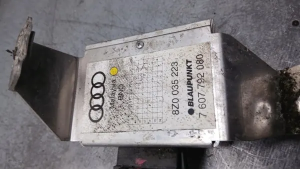 Audi A2 8Z Radiovahvistin OEM 8Z0035223 Käytetty image 3