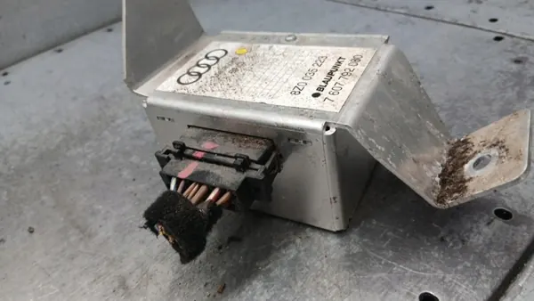 Audi A2 8Z Radiovahvistin OEM 8Z0035223 Käytetty image 4