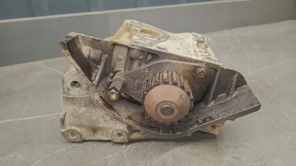 Boîtier de Pompe à Eau Citroen Peugeot 206 1.4 image 1