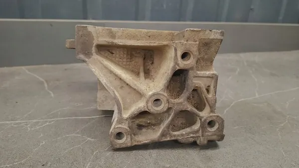 Boîtier de Pompe à Eau Citroen Peugeot 206 1.4 image 2