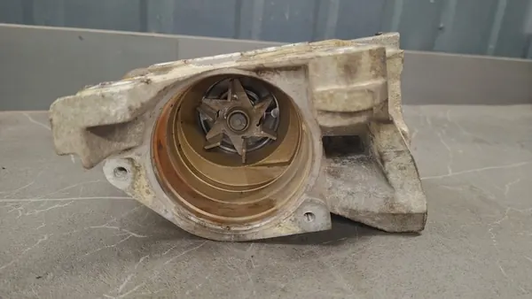 Boîtier de Pompe à Eau Citroen Peugeot 206 1.4 image 3